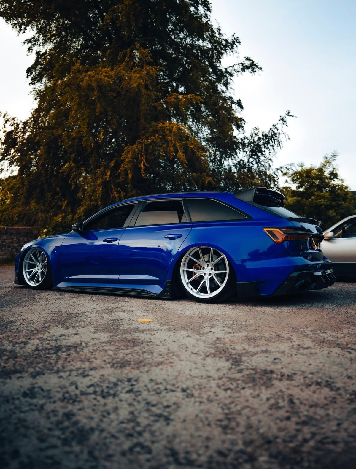 Blauer Audi RS6 C8 mit sportlichen Carbon Seitenschwellern V5 in der Heckansicht