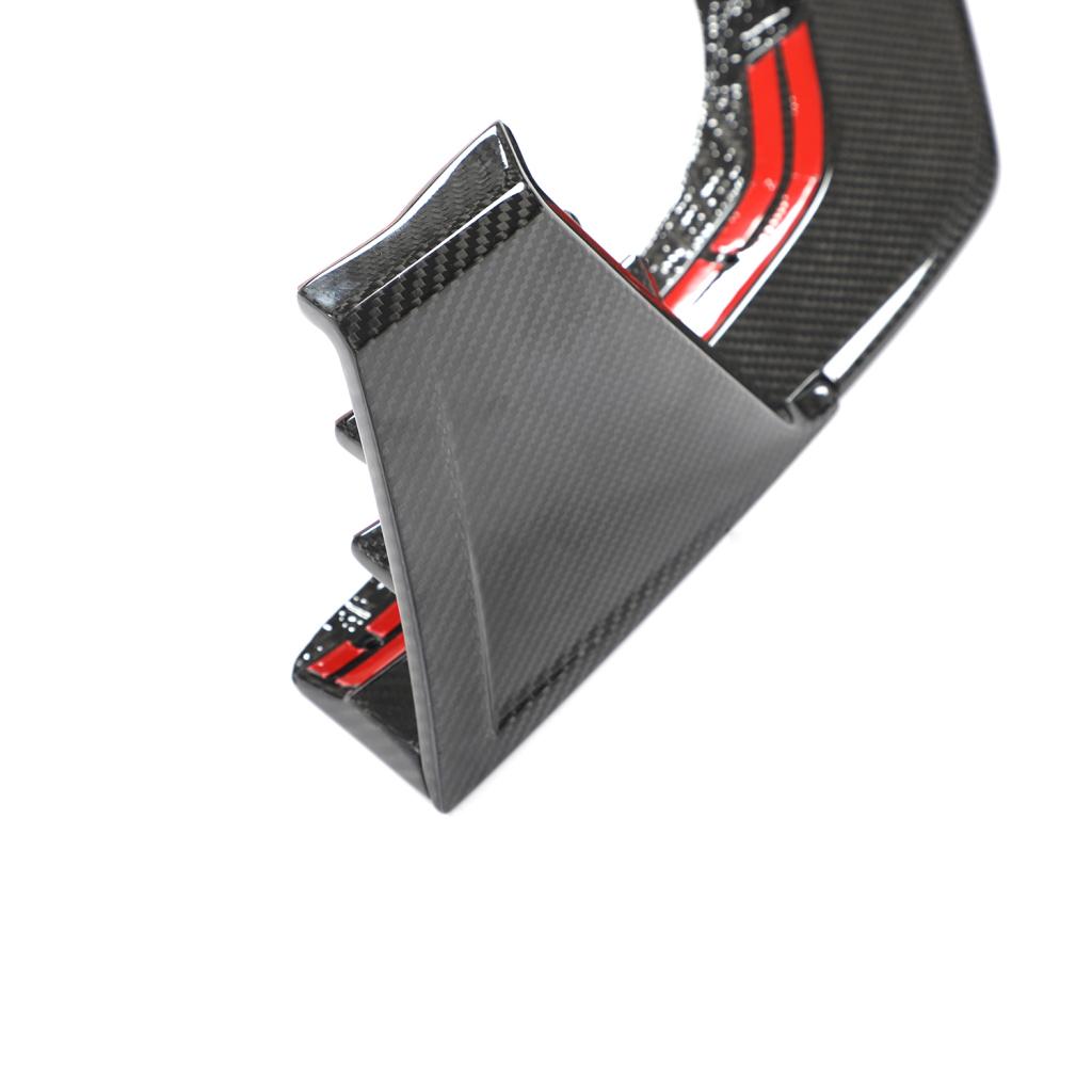Detailaufnahme des seitlichen Carbon-Abschlusses der V5 Frontlippe für Audi RS6 